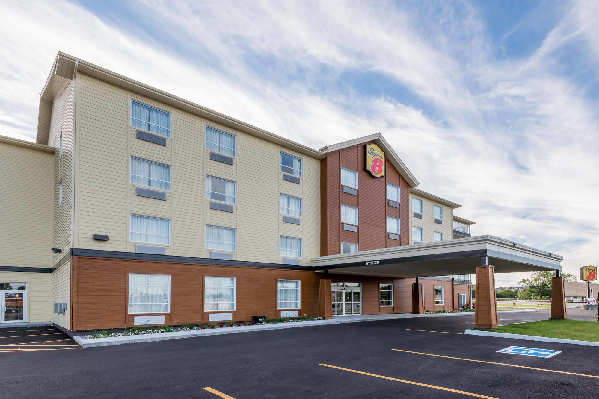 Super 8 By Wyndham Mont Laurier Hotel Kültér fotó